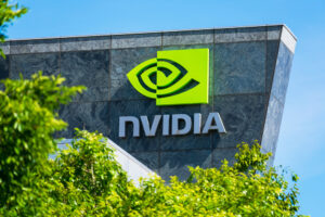 Nvidia ritarda il lancio del suo nuovo chip per l’IA sul mercato cinese. E le azioni crollano