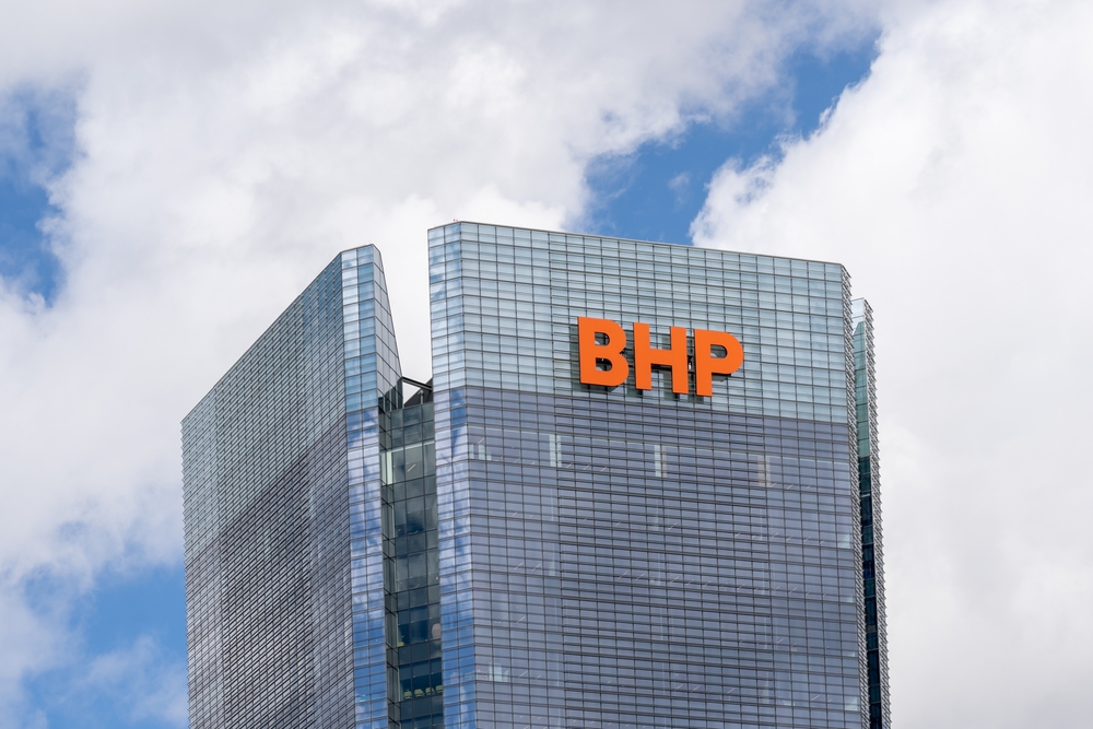 BHP, utili e ricavi in calo