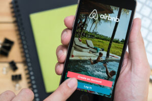 Airbnb, gli ospiti raccontano esperienze negative e le azioni crollano del 6%