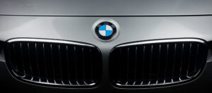 BMW spinge sull’elettrico ed alza le stime di crescita per il 2023