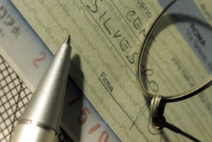 Intesa, addio agli assegni bancari. Vantaggi per chi li restituisce
