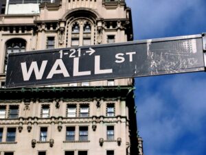 Wall Street chiude quasi al +1%, crisi “superata” verso la Fed