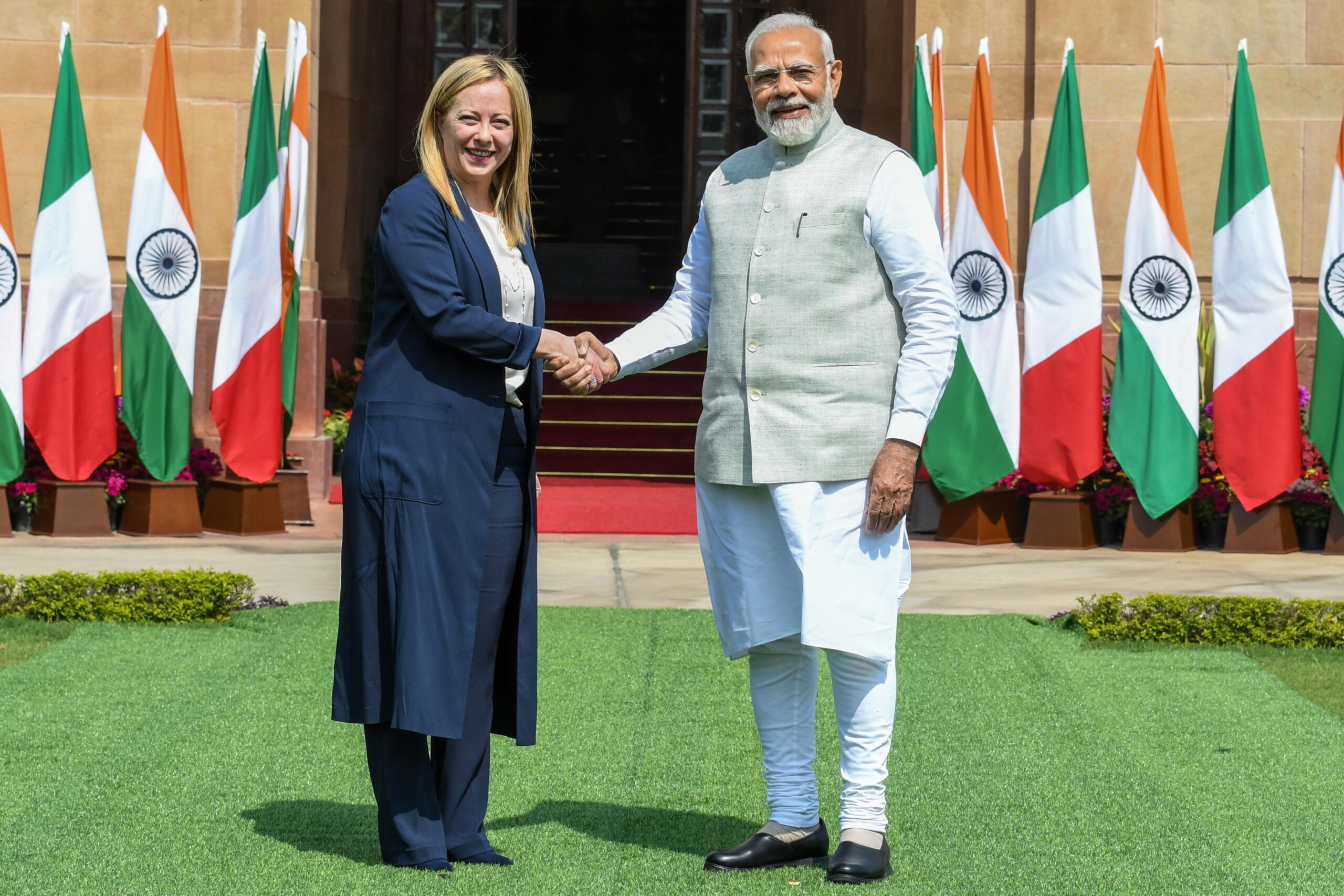 Meloni da Modi: Italia e India celebrano un nuovo partenariato strategico