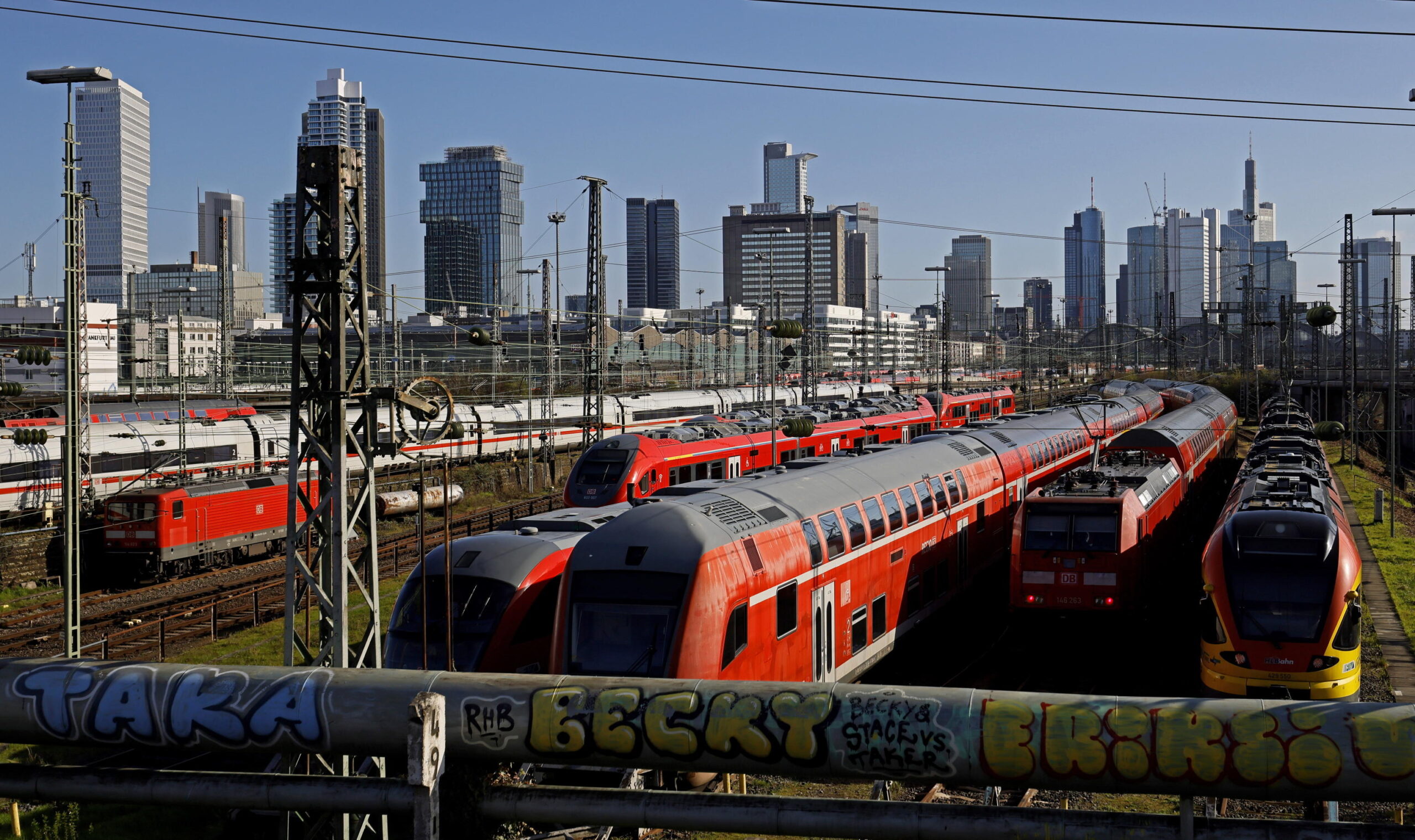 epa10545019 Trains stand idle at the main railway station during a nationwide transportation warning strike in Frankfurt am Main, Germany, 27 March 2023. German unions are calling on thousands of workers across the country's transport system to stage a one-day warning strike that is expected to bring widespread disruption to planes, trains and local transit.  EPA/RONALD WITTEK