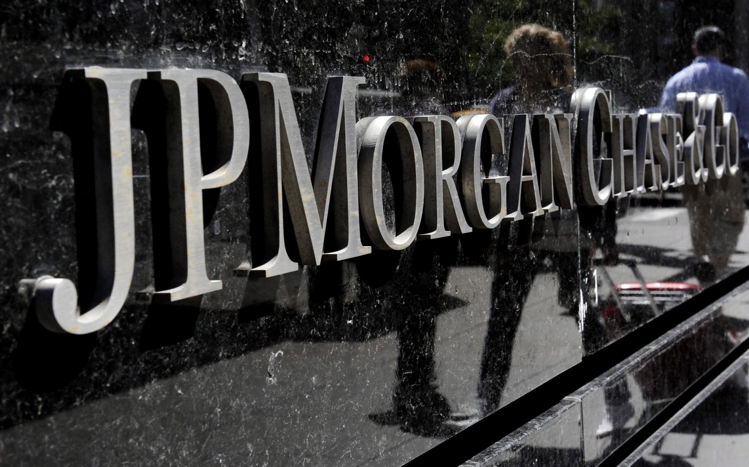 epa07847708 (FILE) - A view of a sign at a JPMorgan Chase building in New York, New York, USA, 11 May 2012 (reissued 17 September 2019). According to media reports on 17 September, the US Justice Department accused three traders at JPMorgan Chase of participating in a multi-year racketeering scheme, which sought to manipulate international precious metals markets. The Justice Department is charging the head of JP Morgan's global precious metals trading unit and two other people using the Racketeer Influenced and Corrupt Organizations Act, or RICO Act.  EPA/JUSTIN LANE
