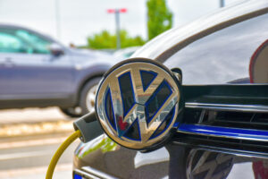 Volkswagen apre a trattative dirette per la fornitura di chip