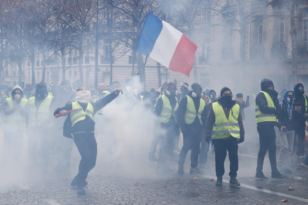 Francia, 457 fermi nella nona giornata di proteste contro le pensioni. Nel mirino la visita di re Carlo III. E l’Eliseo la sposta