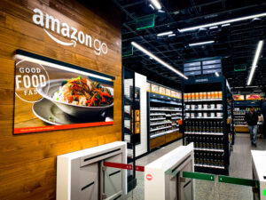 Amazon, non funziona il modello dei negozi senza cassa. Negli Usa chiusi 8 punti vendita Amazon Go