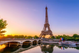 Francia, ancora proteste contro la riforma delle pensioni. Chiusa la Tour Eiffel