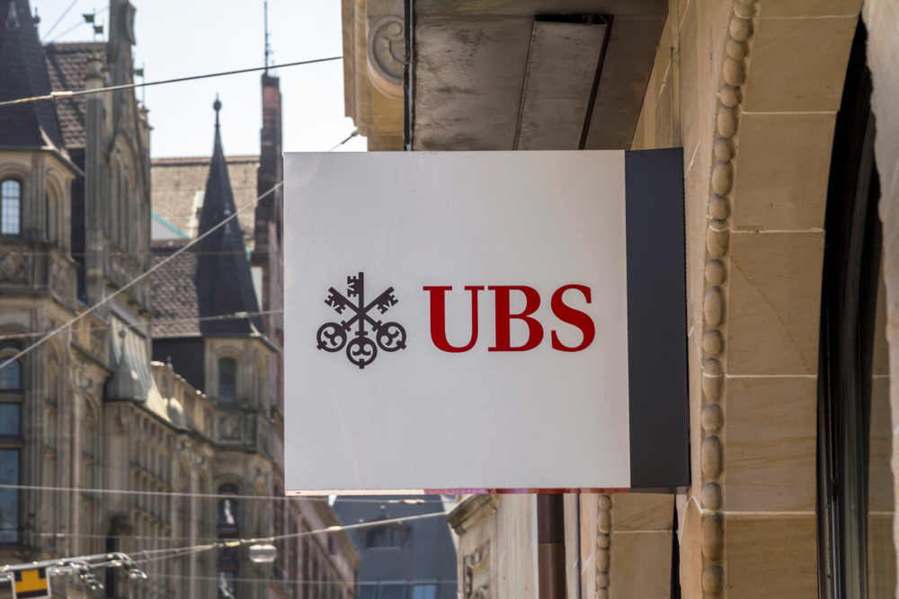 UBS rivede al ribasso il suo utile 2023 dopo l’acquisizione di Credit Suisse