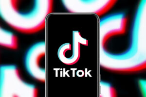 TikTok, arriva il divieto anche in Francia: no all’uso sui telefoni di lavoro di Macron e dei ministeri