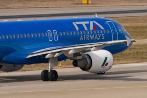 Ita Airways, aereo troppo pesante: sette persone a terra