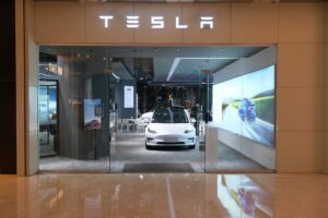 Cina, Tesla lancia la nuova Model 3 con un’autonomia maggiore
