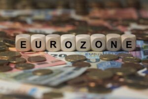 Eurozona: migliora la fiducia consumatori a febbraio