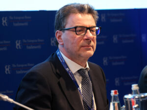 Giorgetti: “La flat tax premia i migliori”. E attenzione a demografia