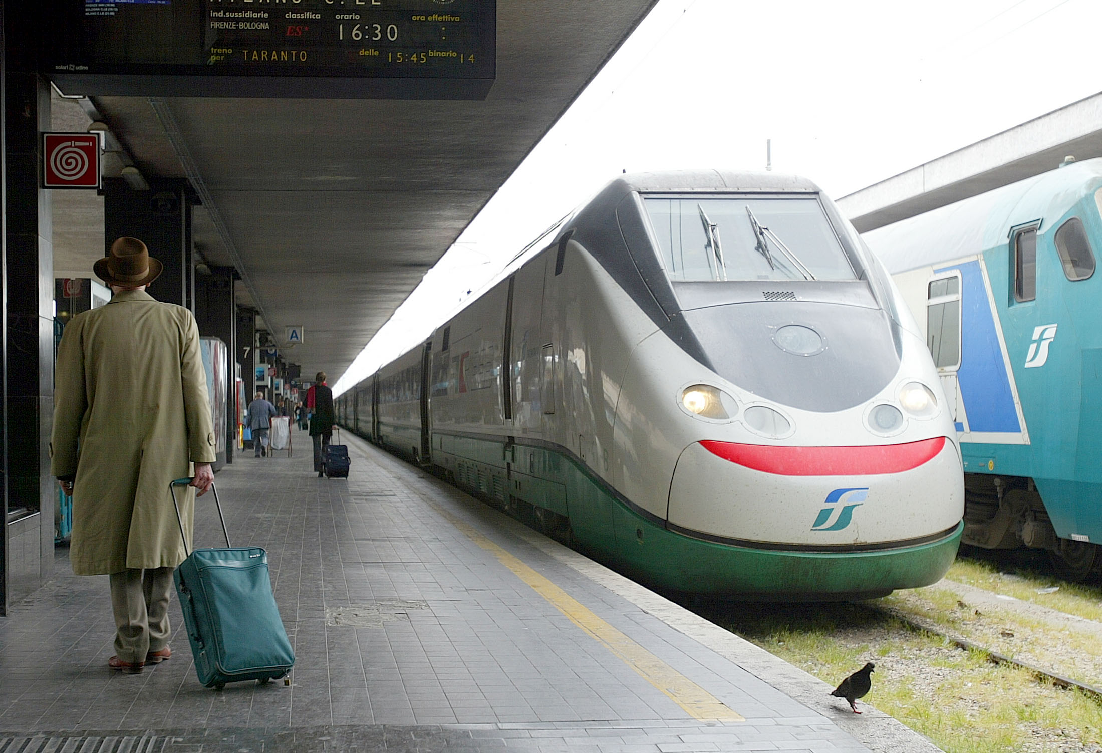 20060405 - ROMA - ECO - SCIOPERI: TRENI; NEL LAZIO VIAGGIANO 13 TRENI SU 64 PREVISTI - Un treno Eurostar fermo su un binario della stazione  