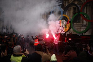 Francia, via libera alla riforma pensioni: espolde la protesta