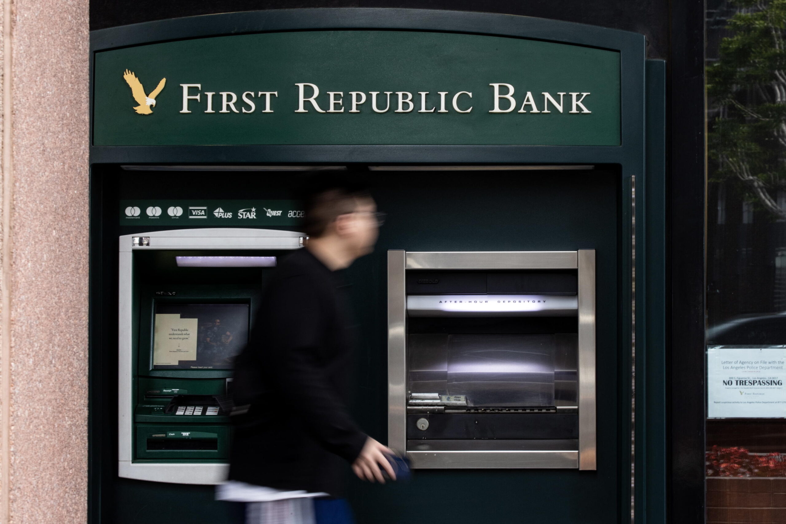 epa10529159 A pedestrian walks by a First Republic Bank ATM in Los Angeles, California, USA, 17 March 2023. Following the collapse of Silicon Valley Bank, First Republic Bank has seen its shares fall by 62% even with the 30 billion dollars of assistance pledged by other banks amid fears of a crash of the US banking system. EPA/ETIENNE LAURENT