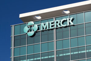 Merck, utili e ricavi trimestrali in calo: vendite a -9%. Guidance 2023 in  crescita