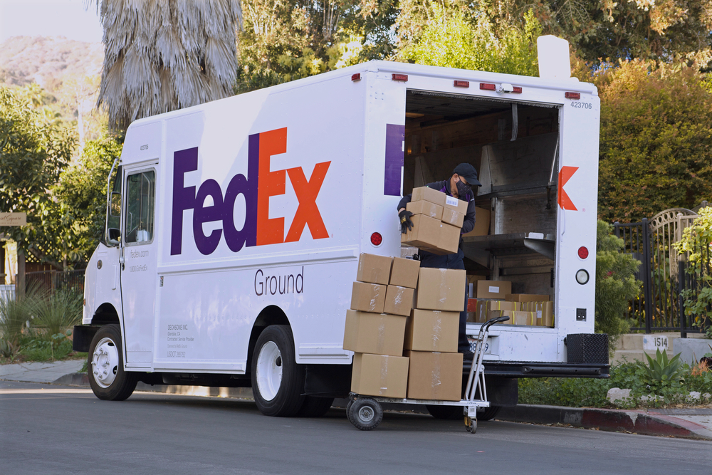FedEx taglia le previsioni sui ricavi per l’intero anno. Fatturato trimestrale in calo del 3%