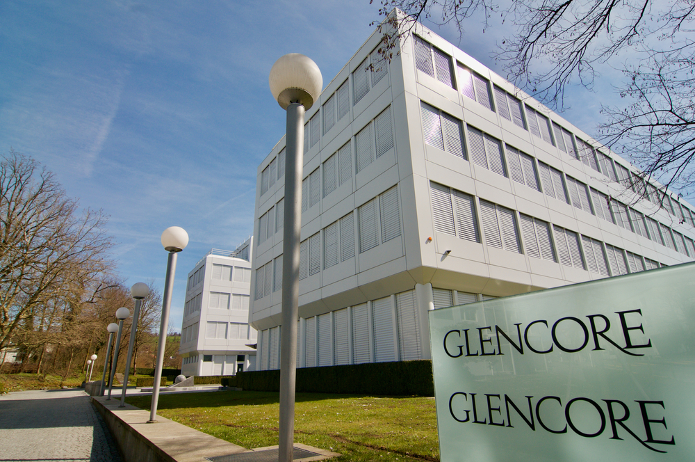Glencore, gli utili nel 2023 si dimezzano. Pesa il calo dei prezzi delle materie prime