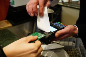 Bankitalia, i pagamenti in Italia sono sempre più digitali. Nel 2022 le operazioni con carta superano i 100 miliardi