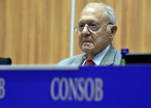Consob, Savona: “rischi per la democrazia dall’inflazione”. In Borsa addii record nel 2022
