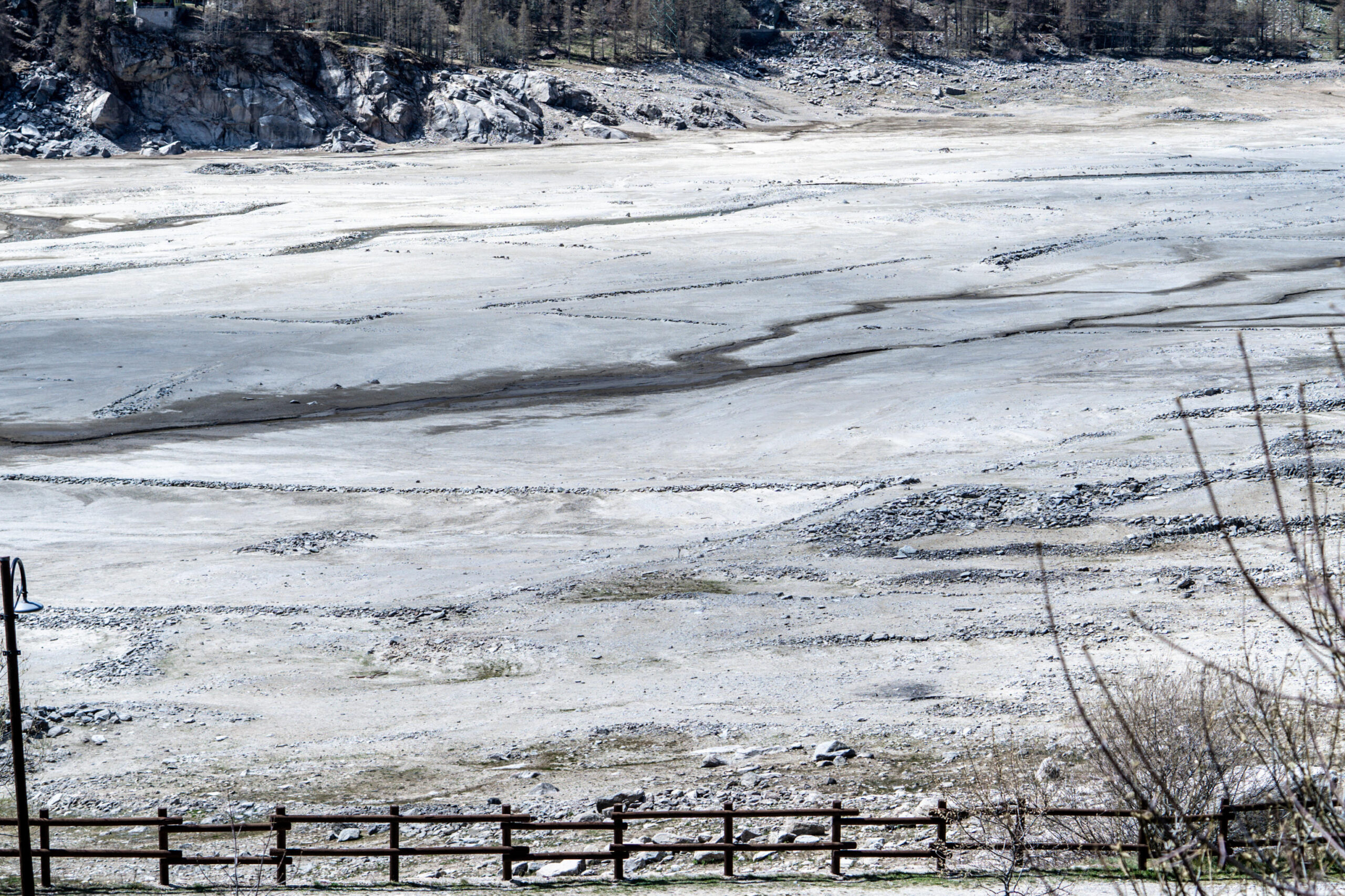 La situazione del lago di Ceresole Reale, in provincia di Torino: un tempo coperto di neve fino a metà aprile, oggi (26 aprile 2023) completamente privo di neve e asciutto in larga parte ANSA/JESSICA PASQUALON