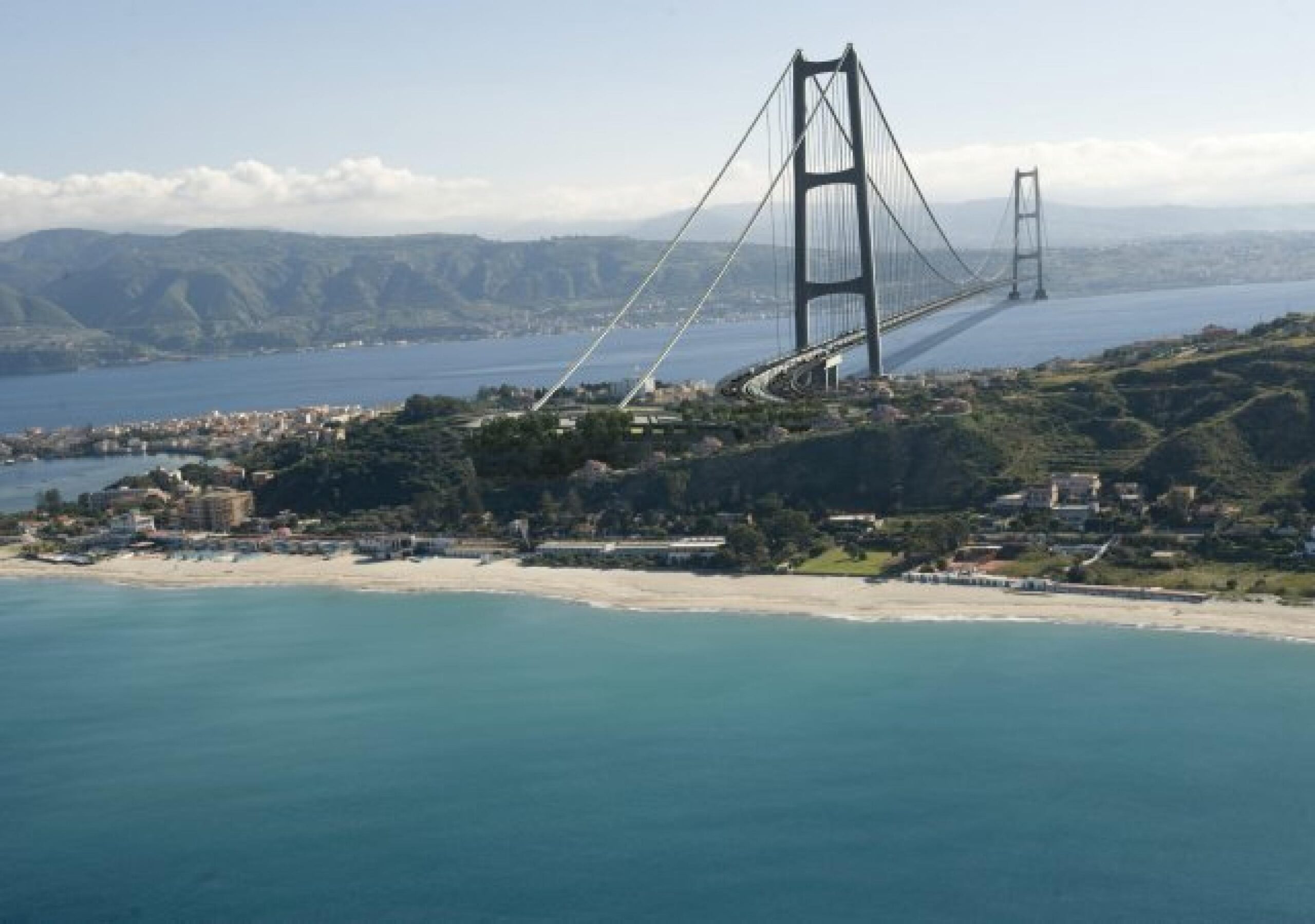 Una elaborazione grafica del progetto definitivo del ponte sullo Stretto di Messina, tratto dal sito www.projectmate.com. ANSA/INTERNET-WWW.PROJECTMATE.COM
+++EDITORIAL USE ONLY - NO SALES+++