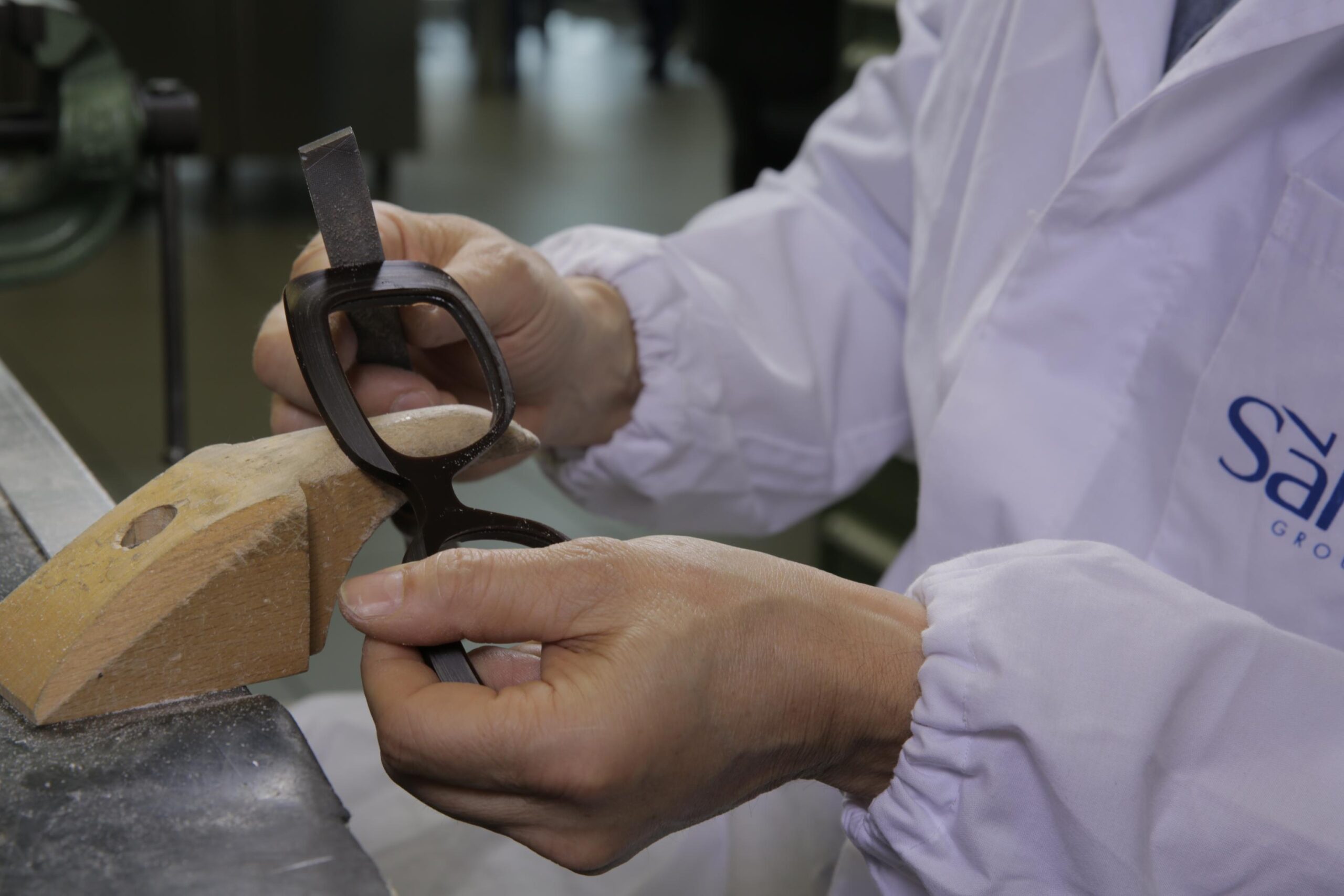 Un operaio al lavoro su un paio di occhiali in un laboratorio della Safilo in un'immagine d'archivio. ANSA/ US STAMPA SAFILO +++ NO SALES - EDITORIAL USE ONLY +++