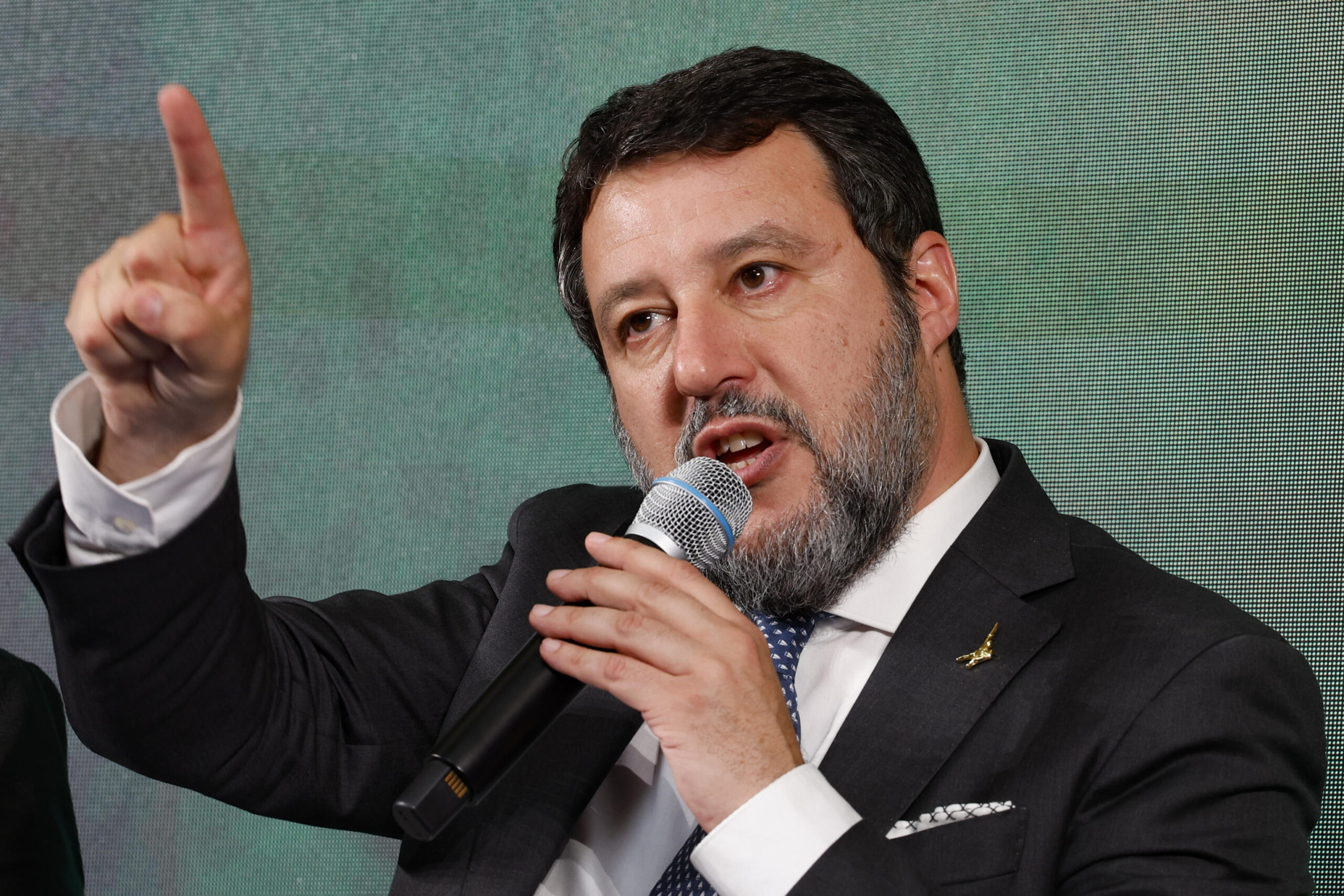 Alluvione, Salvini a Bologna: “Quest’estate tutti in riviera”