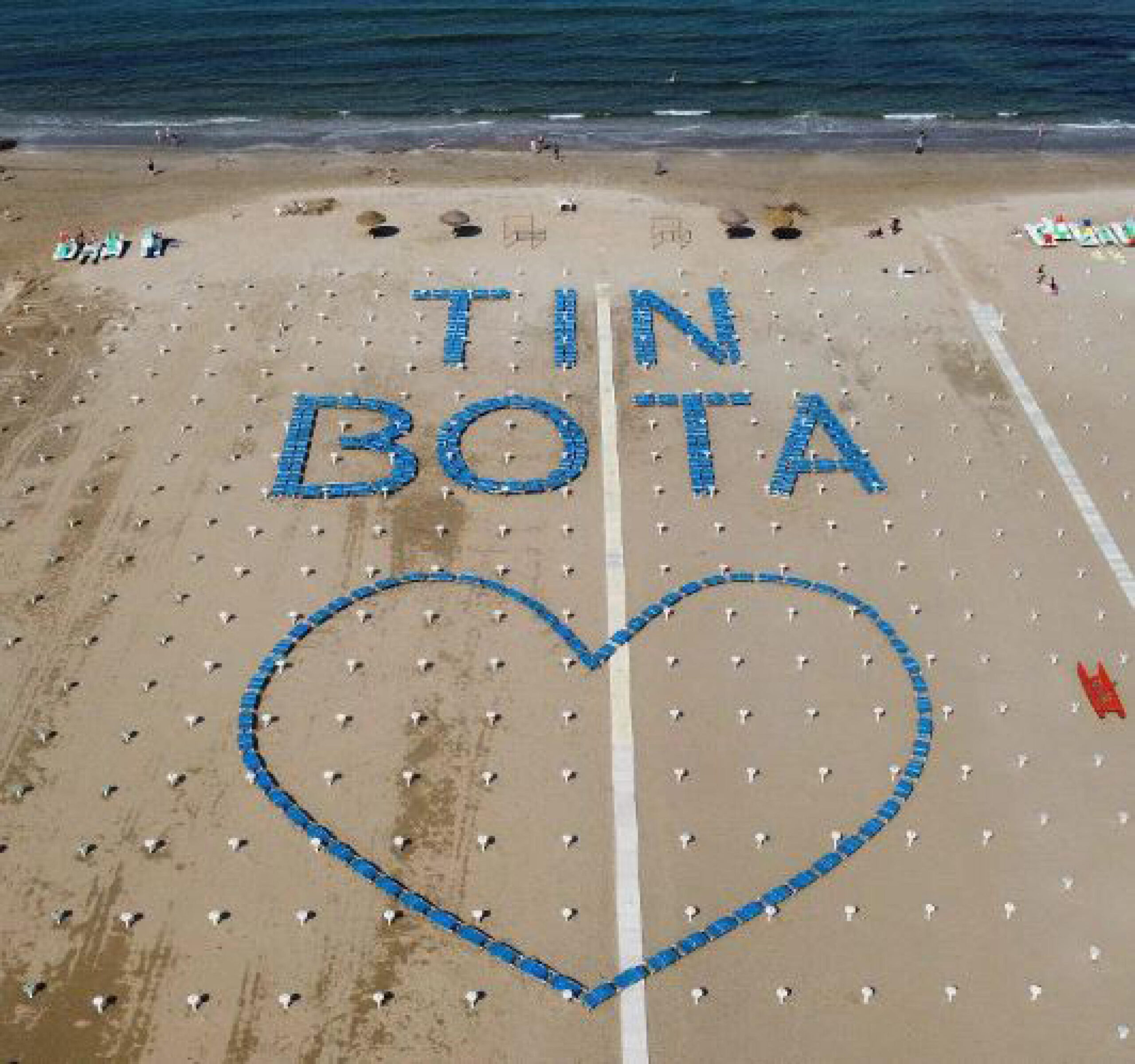 Il 'Tin bota' sulla spiaggia realizzata con la posa di circa 400 lettini, Rimini, 21 maggio 2023. FACEBOOK SPIAGGIA 12 RIMINI +++ ATTENZIONE LA FOTO NON PUO' ESSERE PUBBLICATA O RIPRODOTTA SENZA L'AUTORIZZAZIONE DELLA FONTE DI ORIGINE CUI SI RINVIA +++ NPK +++