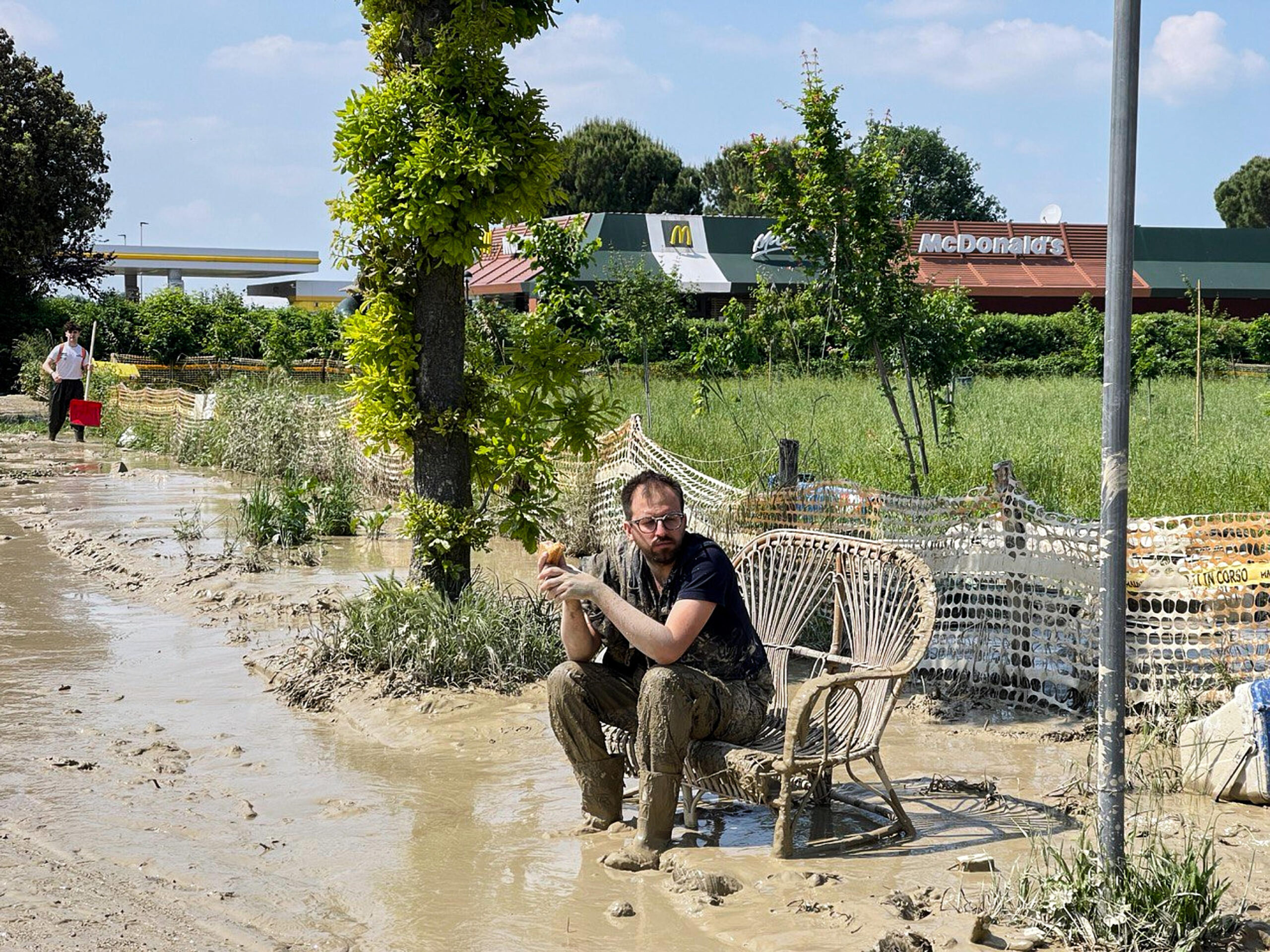Un ragazzo durante un momento di riposo dal lavoro di ripulitura dopo l'alluvione che ha colpito Forlì, 22 maggio 2023.
ANSA/FRANCESCO ARRIGONI