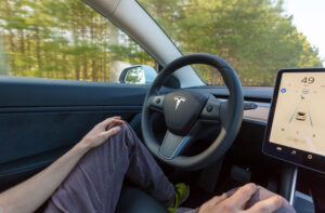 Tesla, fuga di dati sull’autopilot: “Mi ha quasi ucciso”