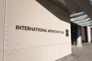 Usa, Fmi: “Pil a +1,7%, ma inflazione persistente”. Rischio recessione