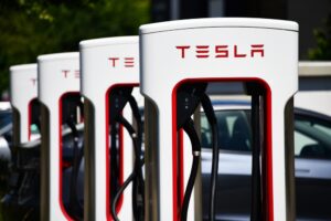 Ford, accordo con Tesla per l’accesso alle sue stazioni di ricarica dal 2024