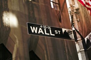 Wall Street chiude sotto l’1%. Default sempre più vicino