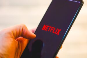 Netflix taglierà le spese di 300 milioni