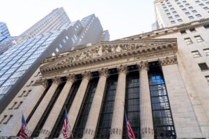 Wall Street apre in lieve rialzo (+0,2%), frenata dal dato Pce