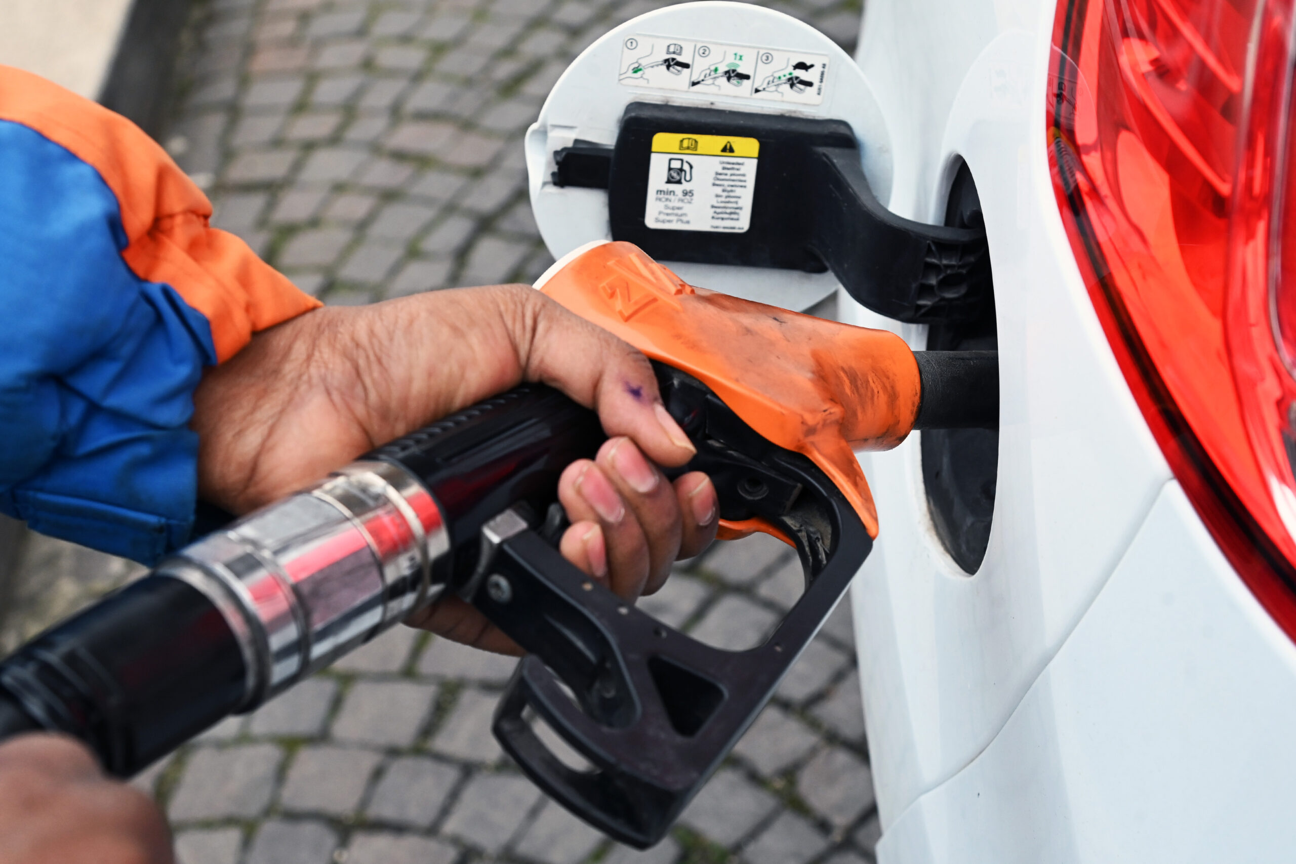 Carburanti, salgono ancora i prezzi della benzina: al self è a 1,840 euro a litro
