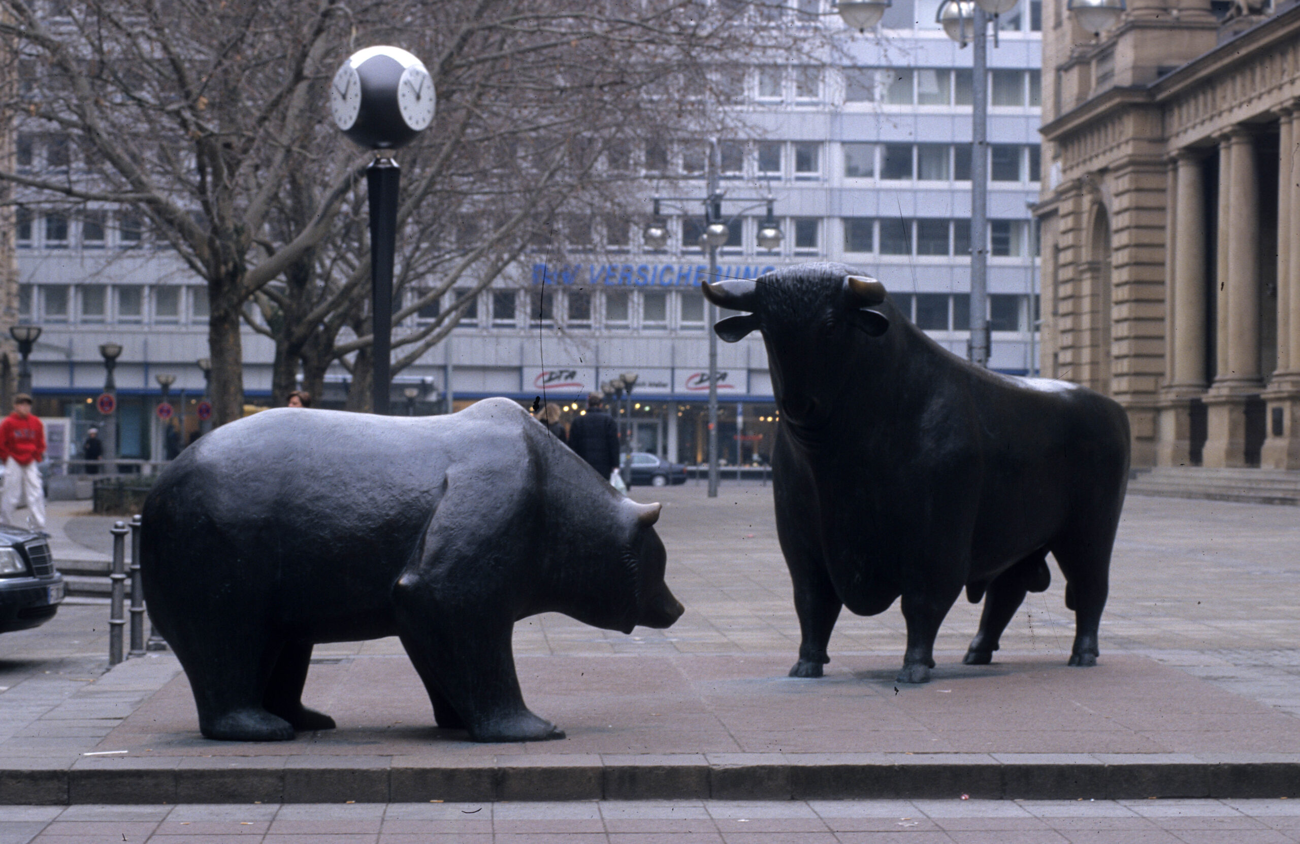Borse, l’Europa parte bene. Wall Street chiusa per festività. Oggi inizia il forum di Davos
