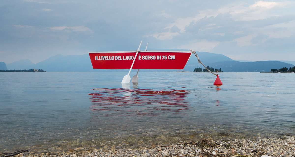 Lago di Garda senz’acqua. Lombardia furibonda su campagna E.on