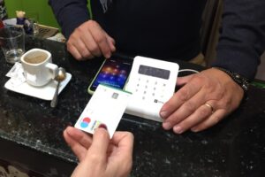 “Pago con la carta” triplicati rispetto al 2020, a 300 miliardi