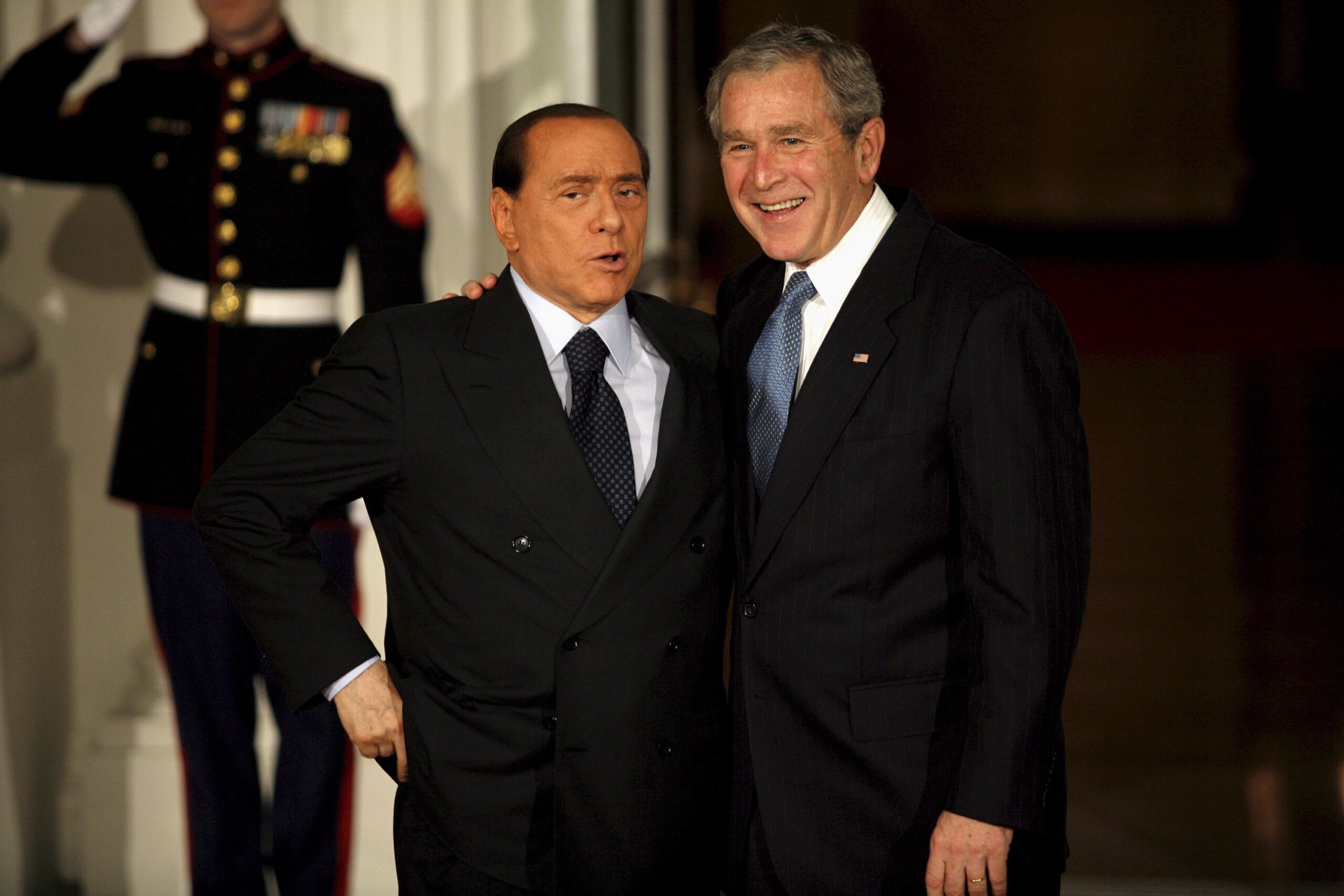 epa01550996 US President George W. Bush greets Silvio Berlusconi, Prime Minister of Italy to the White House for a working dinner at the start of the G20 Summit on Financial Markets and the World Economy in Washington, DC, USA, 14 November 2008.  EPA/Gary Fabiano / POOL