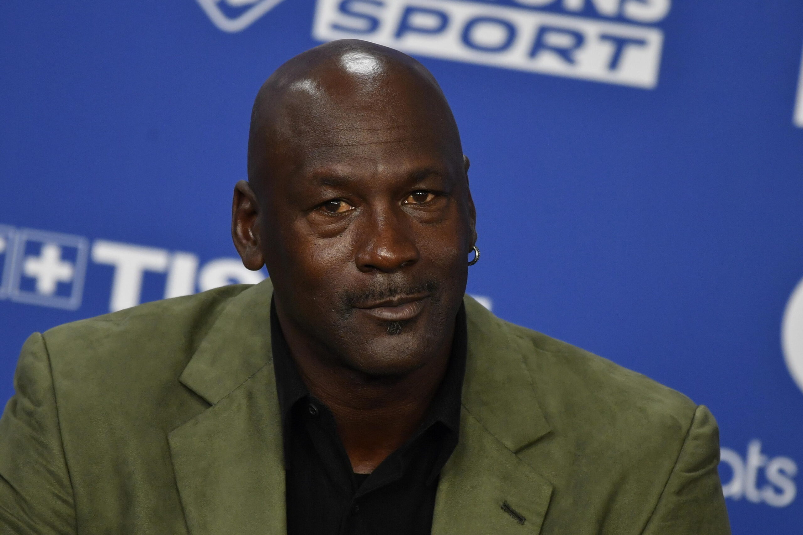 epa08160604 Charlotte Hornets owner and former NBA player Michael Jordan during a press conference before the NBA basketball game between the Charlotte Hornets and the Milwaukee Bucks at AccorHotels Arena, in Paris, France, 24 January 2020.  EPA/JULIEN DE ROSA