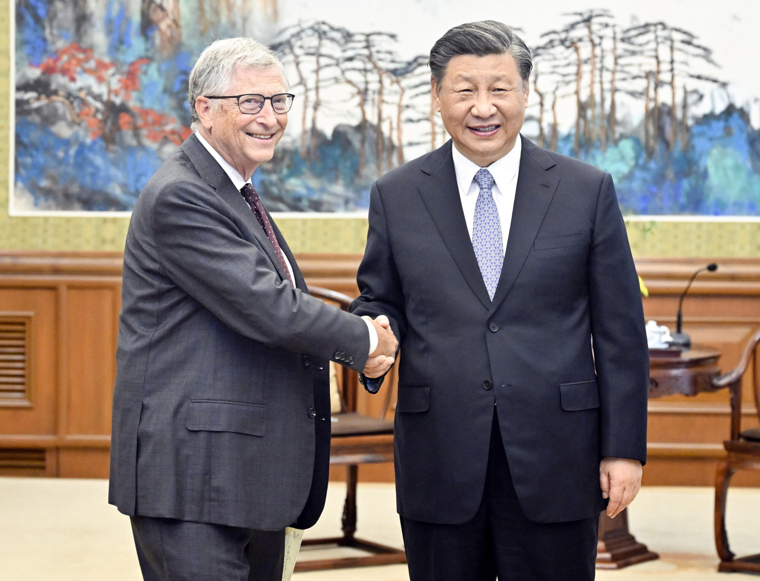 epa10695138 Chinese President Xi Jinping meets with Bill Gates, co-chair of the Bill & Melinda Gates Foundation, in Beijing, China, 16 June 2023.  EPA/XINHUA / Yin Bogu CHINA OUT / UK AND IRELAND OUT  /       MANDATORY CREDIT  EDITORIAL USE ONLY