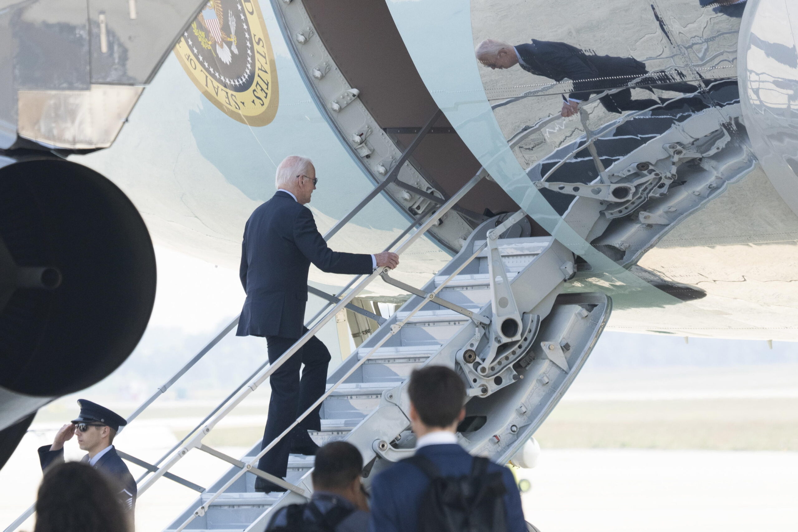 epa10696693 US President Joe Biden boards Air Force One at Joint Base Andrews, Maryland, USA, 17 June 2023, headed for events in Philadelphia.  EPA/Chris Kleponis / POOL