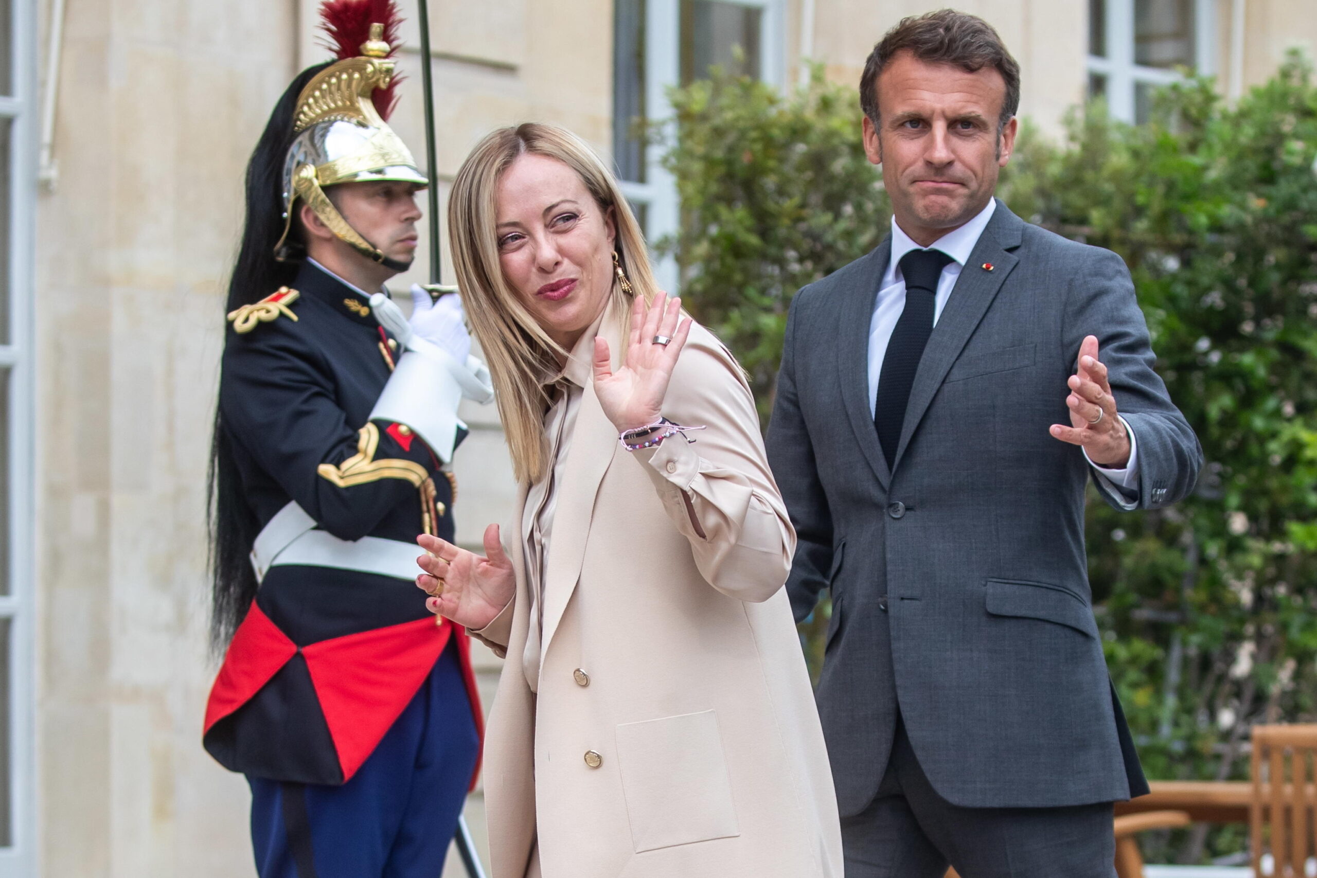 Macron a Meloni: “Controversie, ma con rispetto”. Lei: “Miglioreremo il dialogo”