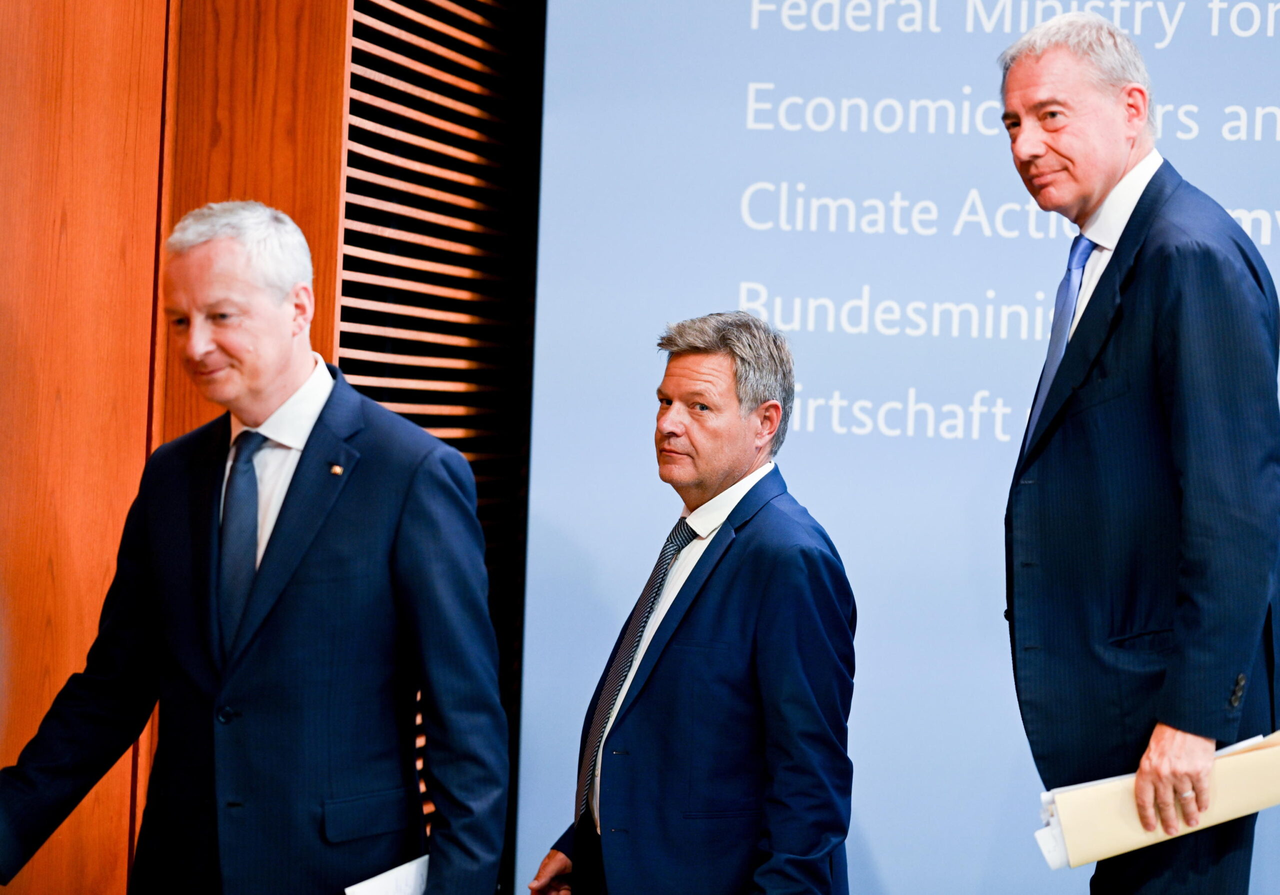 epa10712235 German Minister for Economy and Climate Action Robert Habeck (C), French Minister for Economy and Finances Bruno Le Maire (L) and Italy's Minister of Enterprises Adolfo Urso attend a press conference in Berlin, Germany, 26 June 2023.  The ministers met to disscuss cooperation on obtaining critical raw materials.  EPA/FILIP SINGER