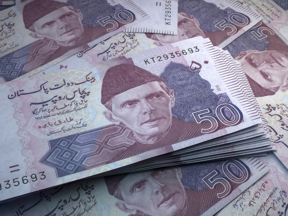 Pakistan, i tassi salgono al 22%. E’ record storico